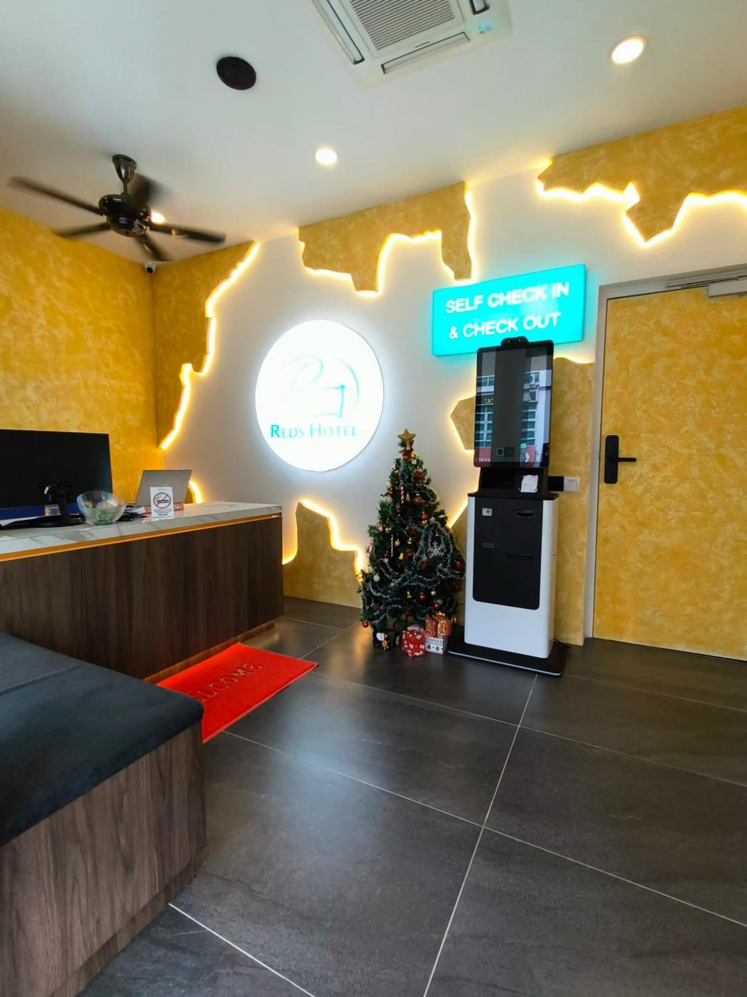 Red'S Hotel Bintulu Buitenkant foto